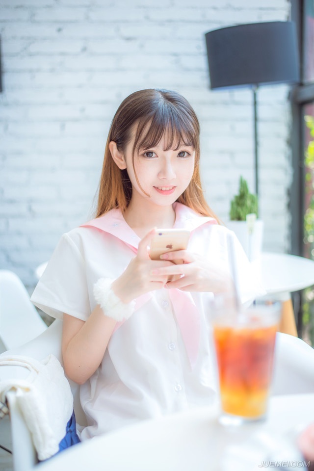 “此事你看着办，我不管，但别太过，小心过犹不及。”庞统摇了摇头，想到当初自己糊里糊涂的被贾诩拉到了吕布战车上，心里就不由得一阵腻歪。